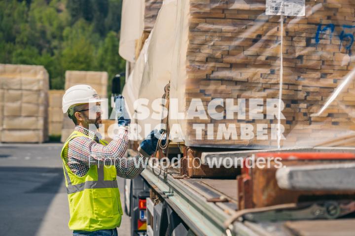 HNT STA AT SBG Beladung LKW Sachsenburg HNT STA AT SBG Beladung LKW Sachsenburg