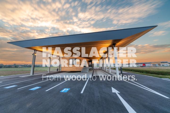 Den in den letzten Jahren im Bereich Maschinentechnik getätigten Investitionen am Standort der HASSLACHER PREDING Holzindustrie GmbH in Preding, Steiermark folgten nun auch Invest