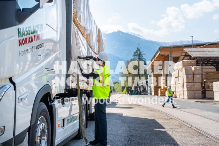HNT STA AT SBG Beladung LKW Sachsenburg 